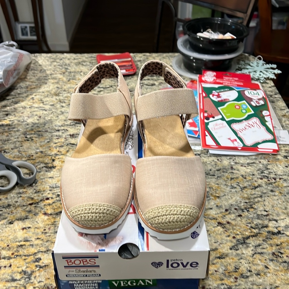 Never worn Skechers Sun Shining